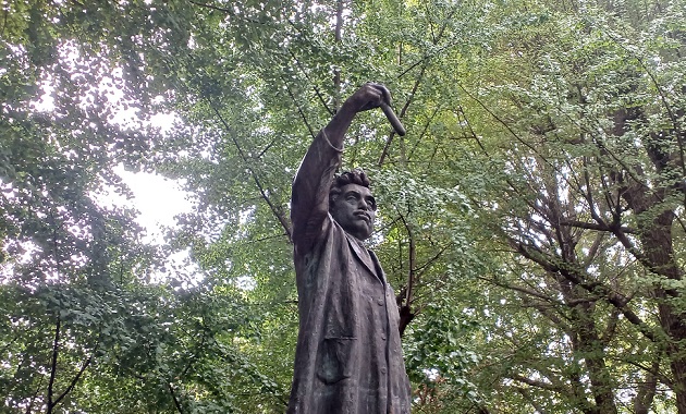 上野公園の”野口英世博士象”