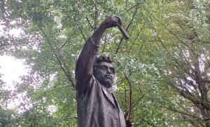 上野公園の”野口英世博士象”