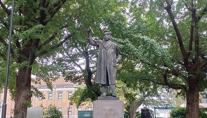 上野公園の”野口英世博士象”