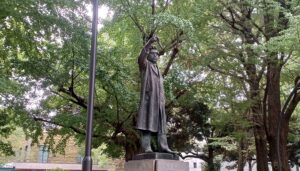 上野公園の”野口英世博士象”
