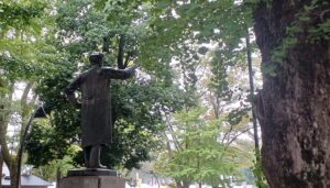 上野公園の”野口英世博士象”