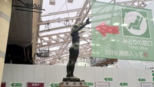 上野駅の中央改札前に立っている、朝倉文夫の彫刻「翼の像」