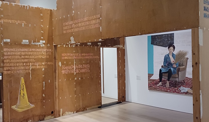 「Kosyauの壁を移築する」アメフラシ　※森美術館で開催の「六本木クロッシング2025展」の展示風景より