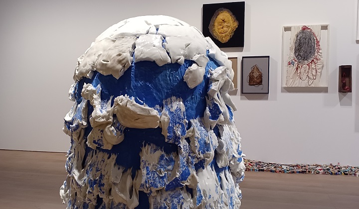 「無題」（2015年）桑田卓郎　※森美術館で開催の「六本木クロッシング2025展」の展示風景より