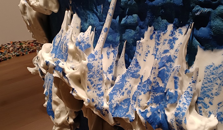 桑田卓郎の陶芸作品　※森美術館で開催の「六本木クロッシング2025展」の展示風景より