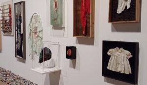 沖 潤子の刺繍芸術　※森美術館で開催の「六本木クロッシング2025展」の展示風景より