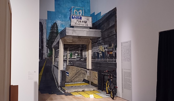 「地下鉄出口」（2025年）ズガ・コーサクとクリ・エイト　※「六本木クロッシング2025展」の展示風景より