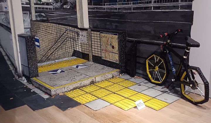 「地下鉄出口」（2025年）ズガ・コーサクとクリ・エイト　※「六本木クロッシング2025展」の展示風景より