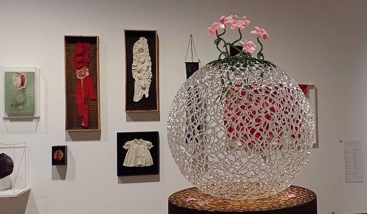 手前の作品「星々の響き」（2025年）ケリー・アカシ　※森美術館で開催の「六本木クロッシング2025展」の展示風景より