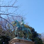 3月上旬、晴れた日の上野公園に建つ「小松宮彰仁親王像」