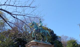 3月上旬、晴れた日の上野公園に建つ「小松宮彰仁親王像」