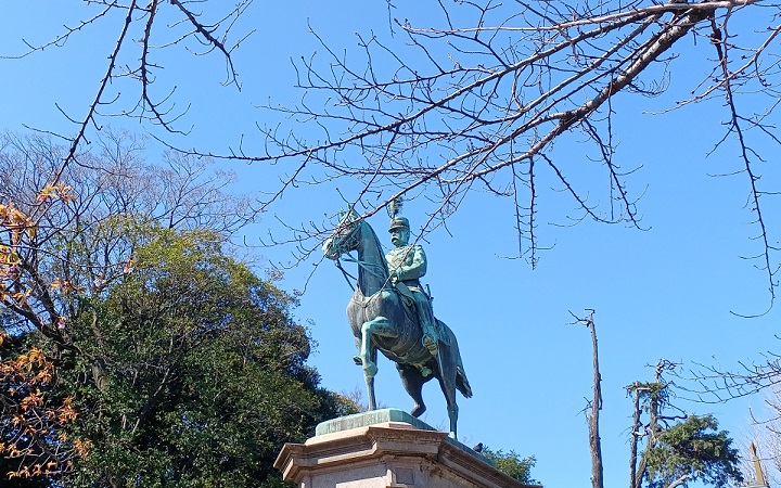 3月上旬、晴れた日の上野公園に建つ「小松宮彰仁親王像」