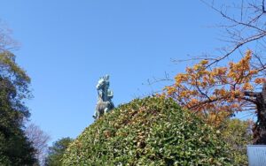 3月上旬、晴れた日の上野公園に建つ「小松宮彰仁親王像」