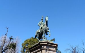 3月上旬、晴れた日の上野公園に建つ「小松宮彰仁親王像」