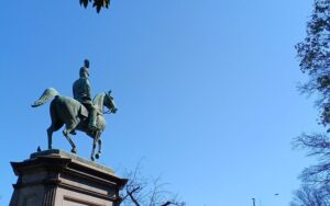 3月上旬、晴れた日の上野公園に建つ「小松宮彰仁親王像」