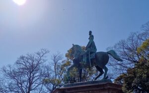 3月上旬、晴れた日の上野公園に建つ「小松宮彰仁親王像」