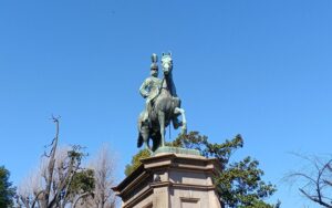 3月上旬、晴れた日の上野公園に建つ「小松宮彰仁親王像」