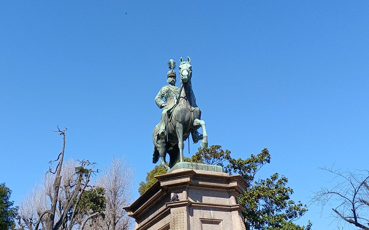 3月上旬、晴れた日の上野公園に建つ「小松宮彰仁親王像」