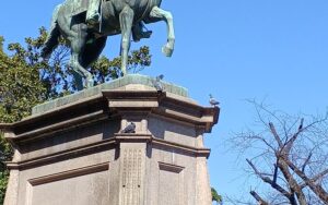 3月上旬、晴れた日の上野公園に建つ「小松宮彰仁親王像」