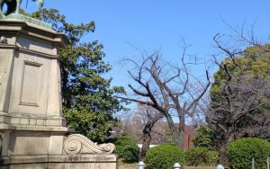 3月上旬、晴れた日の上野公園に建つ「小松宮彰仁親王像」