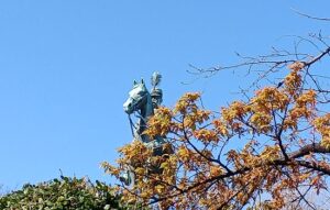 3月上旬、晴れた日の上野公園に建つ「小松宮彰仁親王像」