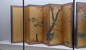 「小倉山（左隻）」（1909年）下村観山　※東京国立近代美術館で開催の「下村観山展」展示風景より