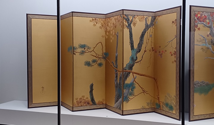 「小倉山(左隻)」(1909年)下村観山 ※東京国立近代美術館で開催の「下村観山展」展示風景より