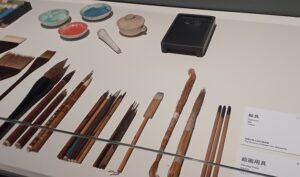 「絵具・絵画道具」　※東京国立近代美術館で開催の「下村観山展」展示風景より