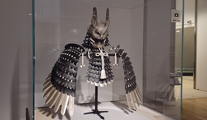 「白銀角鴟面附白絲縅兜袖（2022年）塩見亮介　※東京藝大美術館で開催の「ＮＨＫ日曜美術館５０年展」の様子より