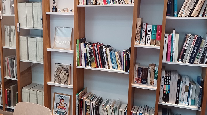 ヨックモックミュージアムのライブラリーの様子