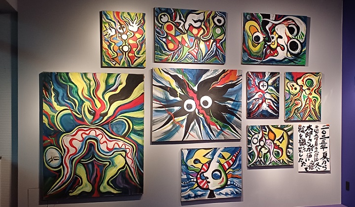 岡本太郎記念館で開催の「佐内正史 雷写」の様子