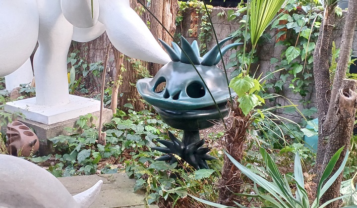 「岡本太郎記念館」にて、外庭の様子