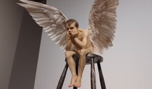 「エンジェル」（1997年）ロン・ミュエク　※森美術館で開催の「ロン・ミュエク展」より