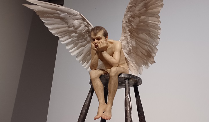 「エンジェル」（1997年）ロン・ミュエク　※森美術館で開催の「ロン・ミュエク展」より