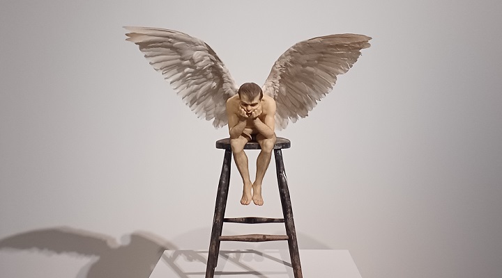 「エンジェル」（1997年）ロン・ミュエク　※森美術館で開催の「ロン・ミュエク展」より