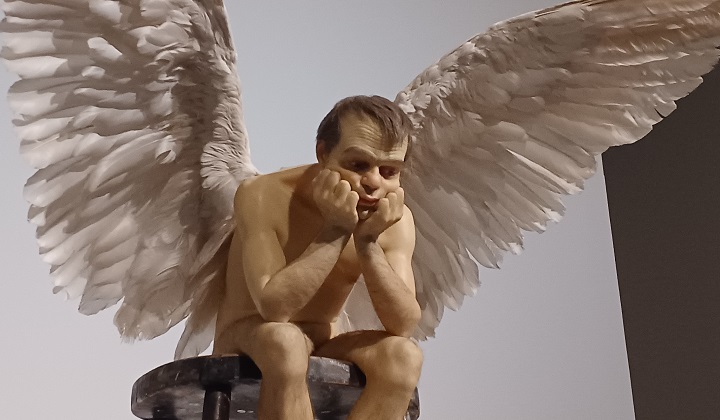 「エンジェル」（1997年）ロン・ミュエク　※森美術館で開催の「ロン・ミュエク展」より