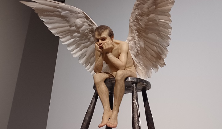 「エンジェル」（1997年）ロン・ミュエク　※森美術館で開催の「ロン・ミュエク展」より
