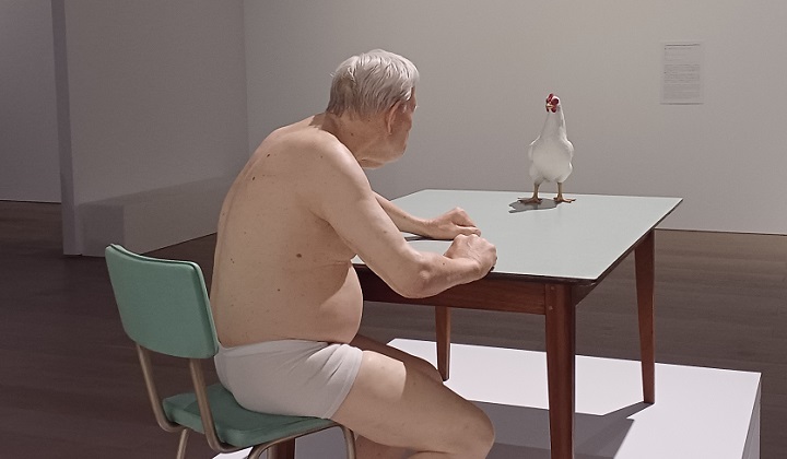 「チキン / マン」（2019年）ロン・ミュエク　※森美術館で開催の「ロン・ミュエク展」より