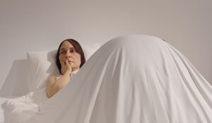 「イン・ベッド」（2005年）ロン・ミュエク　※森美術館で開催の「ロン・ミュエク展」より