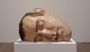 「マスクⅡ」（2002年）ロン・ミュエク　※森美術館で開催の「ロン・ミュエク展」より
