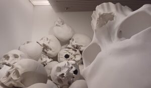 「マス」（2016-17年頃）ロン・ミュエク　※森美術館で開催の「ロン・ミュエク展」より
