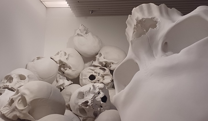 「マス」（2016-17年頃）ロン・ミュエク　※森美術館で開催の「ロン・ミュエク展」より