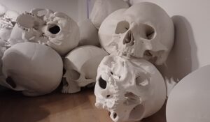 「マス」（2016-17年頃）ロン・ミュエク　※森美術館で開催の「ロン・ミュエク展」より