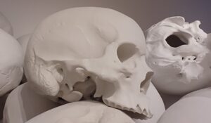 「マス」（2016-17年頃）ロン・ミュエク　※森美術館で開催の「ロン・ミュエク展」より