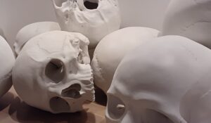 「マス」（2016-17年頃）ロン・ミュエク　※森美術館で開催の「ロン・ミュエク展」より