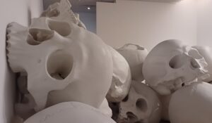 「マス」（2016-17年頃）ロン・ミュエク　※森美術館で開催の「ロン・ミュエク展」より