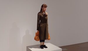 「買い物中の女」（2013年）ロン・ミュエク　※森美術館で開催の「ロン・ミュエク展」より