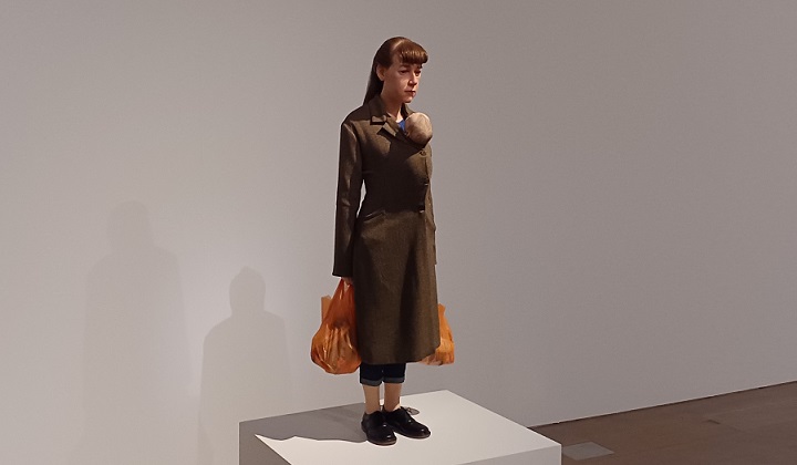 「買い物中の女」（2013年）ロン・ミュエク　※森美術館で開催の「ロン・ミュエク展」より
