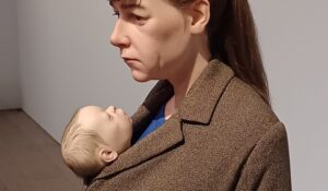 「買い物中の女」（2013年）ロン・ミュエク　※森美術館で開催の「ロン・ミュエク展」より