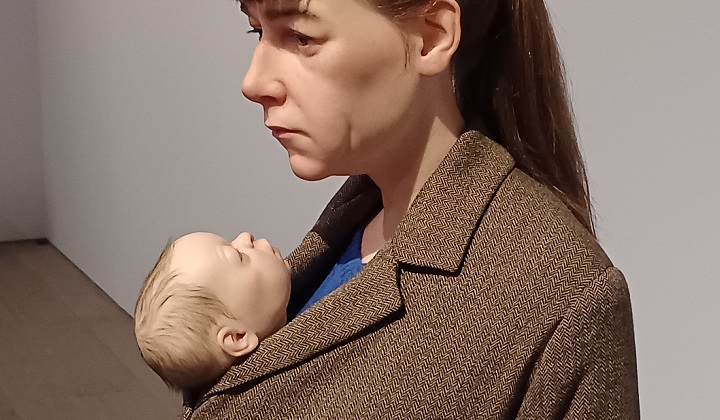 「買い物中の女」（2013年）ロン・ミュエク　※森美術館で開催の「ロン・ミュエク展」より